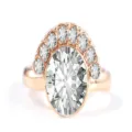 Detailopname van de sprankelende ovale diamant en booghalo op de chique geometrische ring. - Maat 6 / Goud