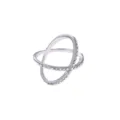 Zilveren kruis strass ring detail close-up, fonkelend geometrisch open ontwerp. - Maat 6 / Zilver