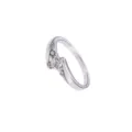 Gedetailleerde close-up van de sprankelende kristal ingelegde ring met fijn vakmanschap. - Maat 9 / Zilver
