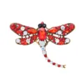 Detail van een prachtige libelle broche met rode en witte strass steentjes op antiek goud. - Rood