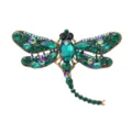 Gedetailleerd overzicht van de sprankelende groene strass libel broche, elegante mode speld. - Groen