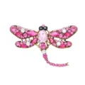 Gedetailleerde close-up van een sprankelende roze strass libel broche in vintage goud. - Rozerood