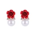 Chique rode roos en grote witte parel oorknopjes met sprankelende strass steentjes. - Rood