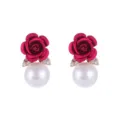 Elegante roze rozenbloem oorbellen met grote witte parel en sprankelende strass-steentjes. - Rozerood