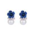 Blauwe roos oorknopjes met sprankelende strass-steentjes en grote witte parelhangers. - Blauw