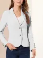 Vista detallada del blazer blanco de manga larga con solapa clásica y elegantes botones dorados. - S / Tops / Blanco