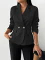 Detalle en primer plano del blazer negro de mujer con solapa elegante y botones dorados. - Negro
