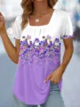 Vista detallada de la camiseta casual de manga corta con cuello cuadrado y estampado floral. - S / Púrpura