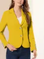 Detalle de blazer ajustado amarillo para mujer, con elegantes botones metálicos y mangas. - Amarillo