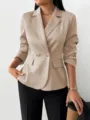 Mujer elegante chaqueta blazer lisa con solapa y doble botonadura en beige chic. - Caqui