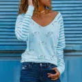 Casual lichtblauwe V-hals langdurige top met gouden hartprint en gestreepte mouwen voor dames. - Lichtblauw