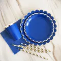 Set de vajilla desechable de papel azul dorado para fiesta de cumpleaños, platos y vasos. - 25 pajitas con estampado dorado (estilo aleatorio) / Platos redondos ondulados azul real con estampado dorado