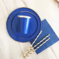 Dettaglio set stoviglie usa e getta in carta blu e oro, con piatti, bicchieri e cannucce. - Piatti rotondi piatti blu reale con stampa oro