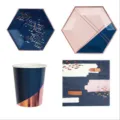 Ensemble de vaisselle jetable de fête avec assiettes en carton hexagonales et belles serviettes. - Ensemble 4 pièces (8 grandes et petites assiettes, 8 gobelets, 6 serviettes) / Or rose, rose et bleu