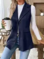 Nahaufnahme Detail der dunkelblauen Damen Revers Weste kombiniert mit weißem Rippshirt. - S / Marineblau