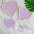 Assiettes jetables en forme de cœur et ensemble de vaisselle pour fête et service de dessert. - Service de 4 pièces (grandes et petites assiettes, gobelets et serviettes) / Cœur Violet
