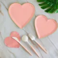 Saint-Valentin jetable assiettes en papier cœur serviettes et couverts set de fête. - Service de 4 pièces (grandes et petites assiettes, gobelets et serviettes) / Coeur Rose Foncé