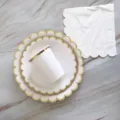 Ensemble de vaisselle de fête en carton jetable blanc avec bordure dorée élégante. - Lot de 4 assiettes rondes blanches avec dorure