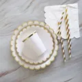 Ensemble d'assiettes, gobelets, serviettes et pailles jetables blancs pour fête d'enfants. - Lot de 5 assiettes rondes blanches avec dorure