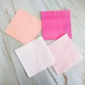 Vue détaillée de l'ensemble de serviettes en papier jetables colorées pour table de fête. - 16 serviettes en papier assorties 33x33 cm 2 - rose vif, rose clair, rose foncé, rose poudré