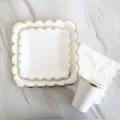 Ensemble vaisselle jetable assiettes gobelets en papier pour fete danniversaire - Lot de 4 assiettes carrées blanches avec dorure