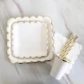 Ensemble d'assiettes tasses serviettes et pailles en papier jetable avec bordure dorée - Lot de 5 assiettes carrées blanches avec dorure