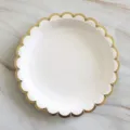 Piatti di carta usa e getta bianchi con bordo dorato smerlato per stoviglie da festa. - 8 pezzi di piatti rotondi bianchi stampati in oro da 9 pollici (23 cm)