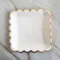 Piatti di carta usa e getta bianchi con bordo smerlato dorato per la tua festa - 8 pezzi di piatti quadrati bianchi stampati in oro da 7 pollici (18 cm)