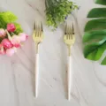 Forchetta in acciaio inossidabile dorato con elegante manico bianco, ideale per feste e pasti. - 8 pezzi di forchette placcate in oro bianco da 20 cm