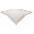 Elegante tovaglia quadrata decorativa bianca con un lussuoso bordo in pizzo barocco dorato. - Tovaglia stampata in oro da 140*140 cm