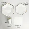 Set di piatti e tazze di carta usa e getta bianchi per stoviglie da festa di compleanno. - Set da 4 pezzi di piatti esagonali bianchi con stampa dorata