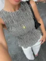 Detailaufnahme des schwarz-weiß karierten, gesmokten ärmellosen Tops mit Seestern-Halskette. - S / Oberteile / Schwarz