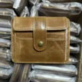 Vintage bruine lederen kaarthouder portemonnee met drukknoopsluiting en compact ontwerp - Bruin