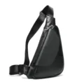 Detailopname van zwarte lederen crossbody borsttas met metalen rits en verstelbare band. - 696 zwart
