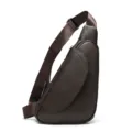 Detail van de bruine lederen borsttas met premium rits en comfortabele verstelbare band. - 696 Koffiekleur