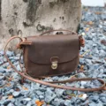 Bruine vintage echt leren crossbody tas, stijlvolle dames schoudertas met metalen sluiting. - koffiekleur