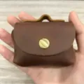 Compacte oortelefoontasje van echt leer, handgemaakte retro munt portemonnee voor sleutels. - koffiekleur