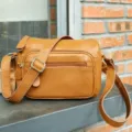 Bruine lederen crossbody tas met ritstasjes, casual damestas voor dagelijks gebruik. - Bruin