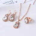 Prachtige druppel strass sieradenset met ketting oorbellen en ring in roségoud. - Set / Wit