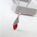 Gedetailleerd overzicht van de elegante waterdruppel rode kristallen ketting met zirkonia. - Ketting / Rood