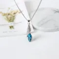 Detailfoto van een zilveren druppelblauwe kristallen ketting met sprankelende strass-steentjes. - Ketting / Hemelsblauw
