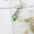 Elegante groene kristallen hanger ketting met sprankelende strass steentjes en zilveren ketting. - Ketting / Lichtgroen