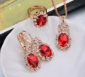 Rood kristal strass sieraden set ketting oorbellen ring goudkleurige feestelijk - Rood