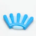 Detail van blauw plastic haarvlechtgereedschap met zacht schuim voor eenvoudige kapsels. - Blauw