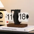 Orologio da tavolo retro con flip automatico, finitura bianco opaco e base in legno per casa. - Orologio bianco opaco con base in legno