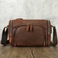 Vintage bruine leren cilinder schoudertas voor heren, grote casual crossbody tas voor dag. - koffiekleur