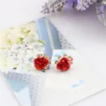 Rode roos kristal oorknopjes met sprankelende strass steentjes, modieus bloemen sieradenontwerp. - Rood