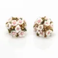Chique keramische bloemige strass oorbellen met roze en witte rozen en fonkelende kristallen. - Wit