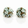 Detailopname van de fijne mintgroene keramische bloem strass oorknopjes in cluster. - Groen