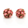 Detailopname van keramische bloemoorstekers met roze bloemen en mooie sprankelende strass. - Rood